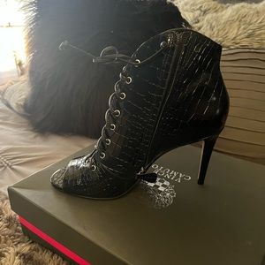 Vince Camuto toe out ankle boot (patent leather)